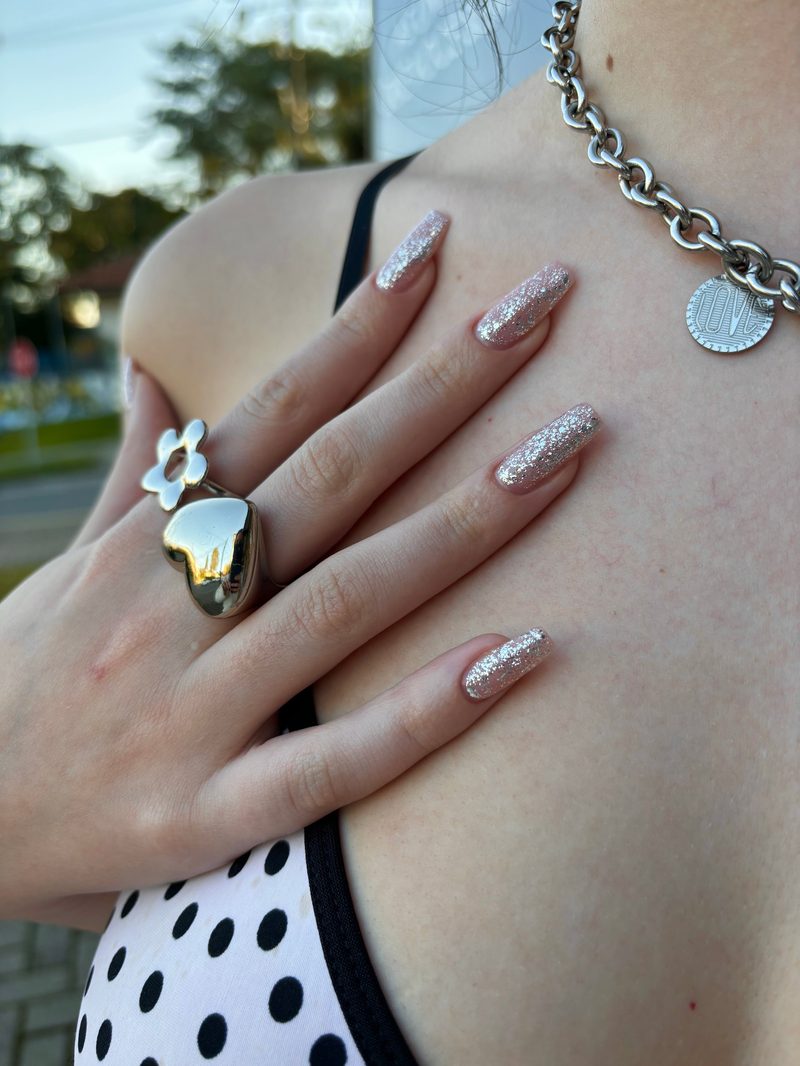 Unhas em gel com glitter e detalhe prateado feitas na Gringas Nails